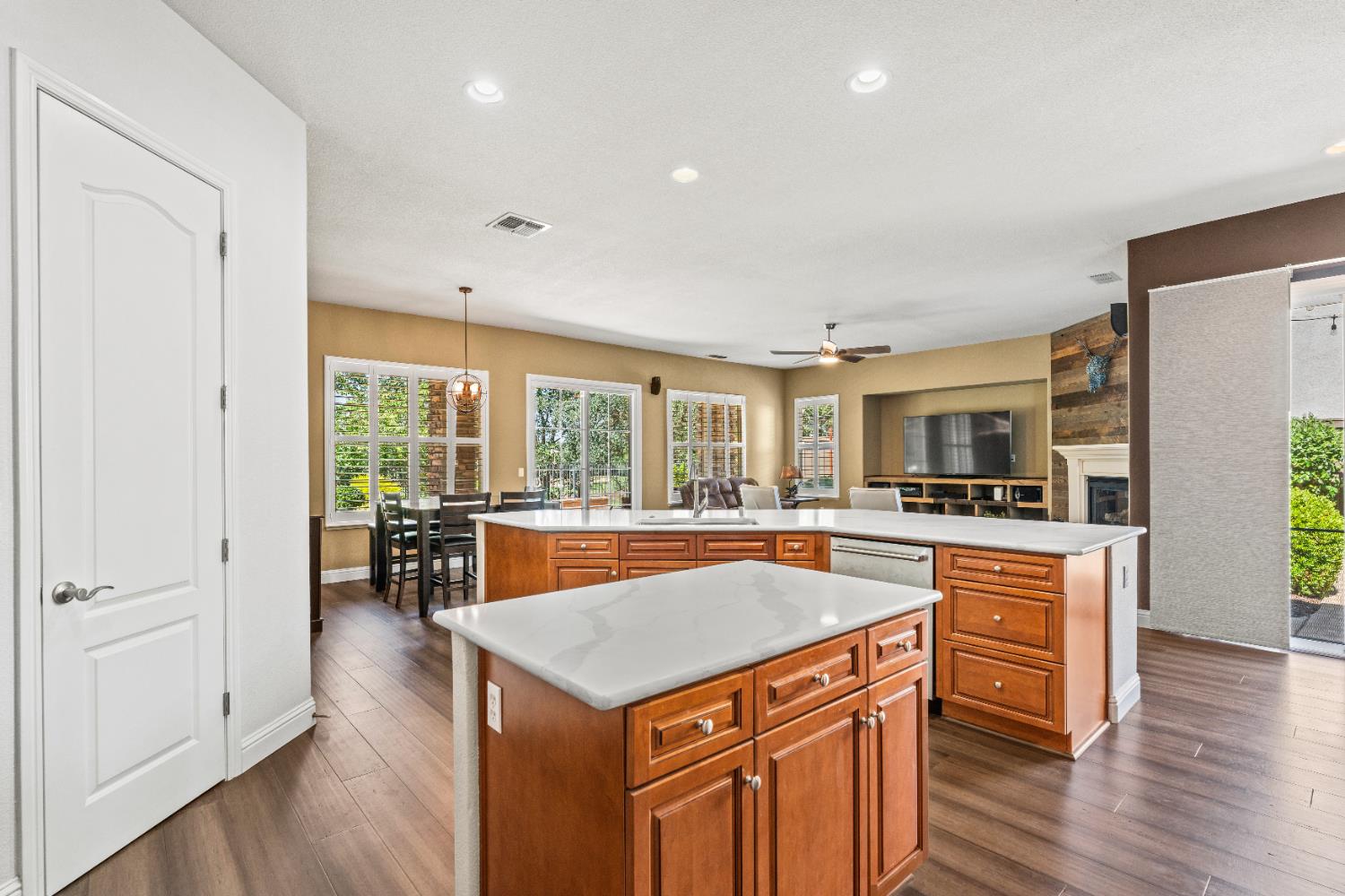 Detail Gallery Image 8 of 31 For 9535 Pinehurst Dr, Roseville,  CA 95747 - 4 Beds | 4 Baths