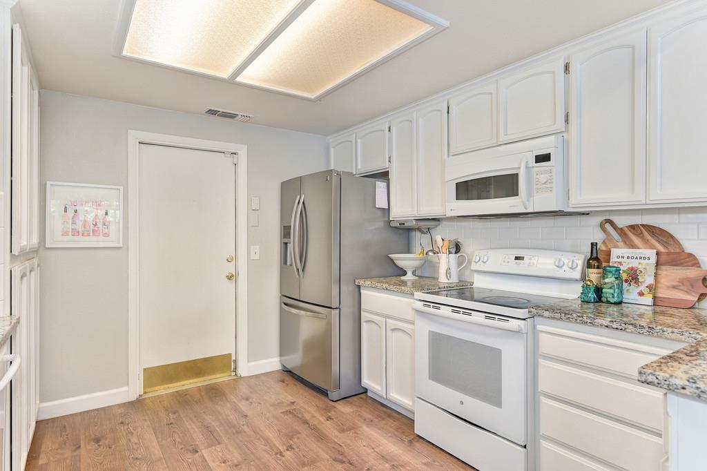 Detail Gallery Image 12 of 38 For 9763 Falcon Meadow, Elk Grove,  CA 95624 - 3 Beds | 2 Baths