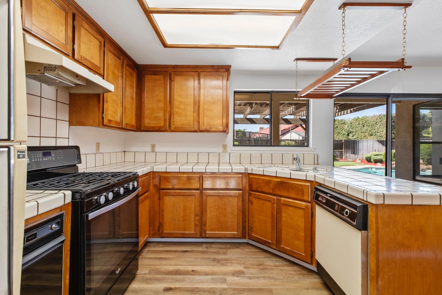 Detail Gallery Image 11 of 42 For 1541 Marazzi Ln, Ceres,  CA 95307 - 4 Beds | 3 Baths