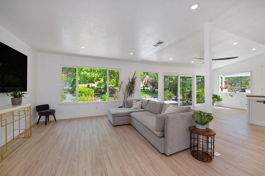 Detail Gallery Image 9 of 68 For 17725 Lake Forest Dr, Penn Valley,  CA 95946 - 3 Beds | 2 Baths