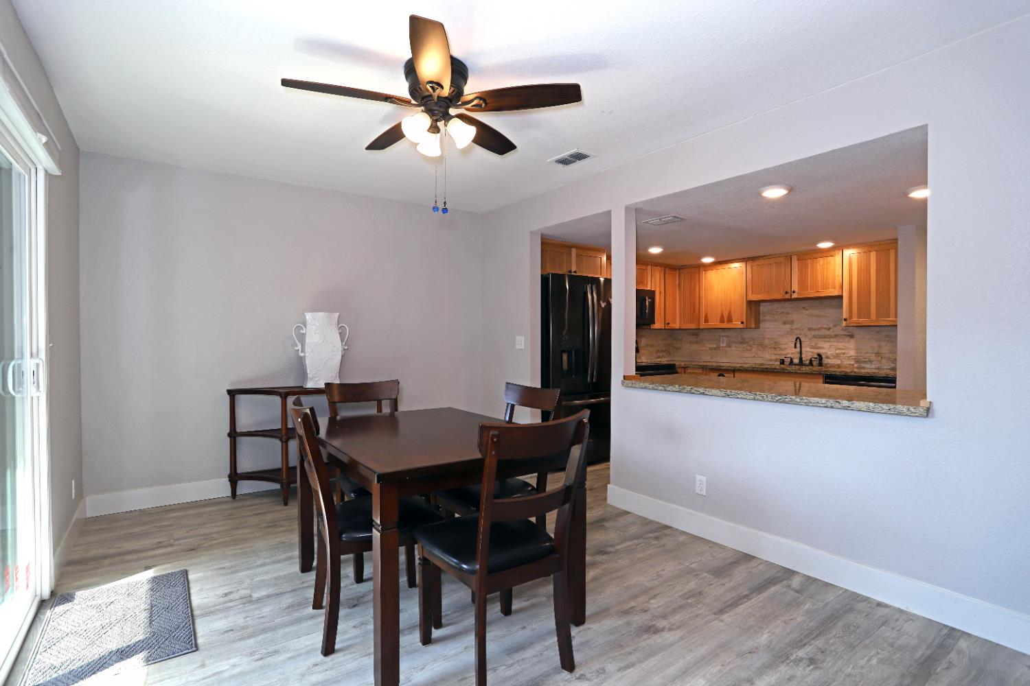 Detail Gallery Image 8 of 25 For 1928 University Park Dr, Sacramento,  CA 95825 - 3 Beds | 2/1 Baths