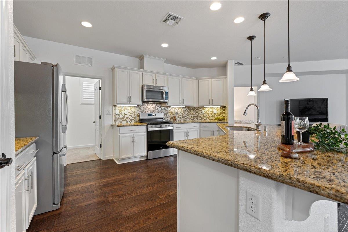 Detail Gallery Image 8 of 40 For 4065 Shorthorn Way, Roseville,  CA 95747 - 4 Beds | 3/1 Baths