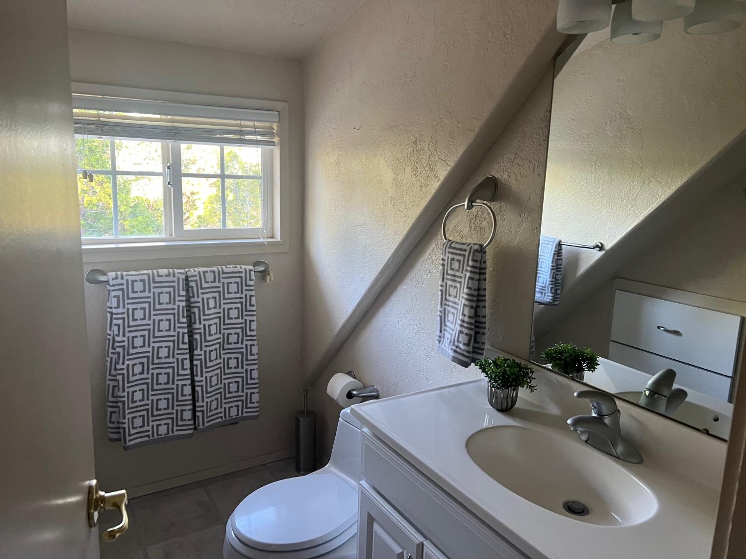 Detail Gallery Image 9 of 20 For 840 Sandalwood Dr, Murphys,  CA 95247 - 3 Beds | 2 Baths