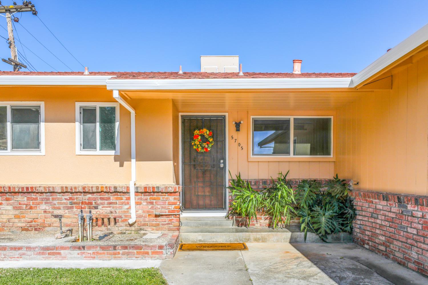 Detail Gallery Image 4 of 40 For 5705 Rickey Drive, Sacramento,  CA 95822 - 3 Beds | 2 Baths