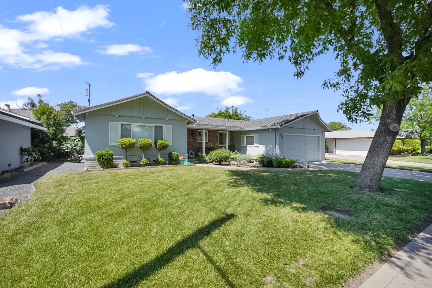 Detail Gallery Image 1 of 29 For 223 E Yorkshire Dr, Stockton,  CA 95207 - 3 Beds | 2 Baths