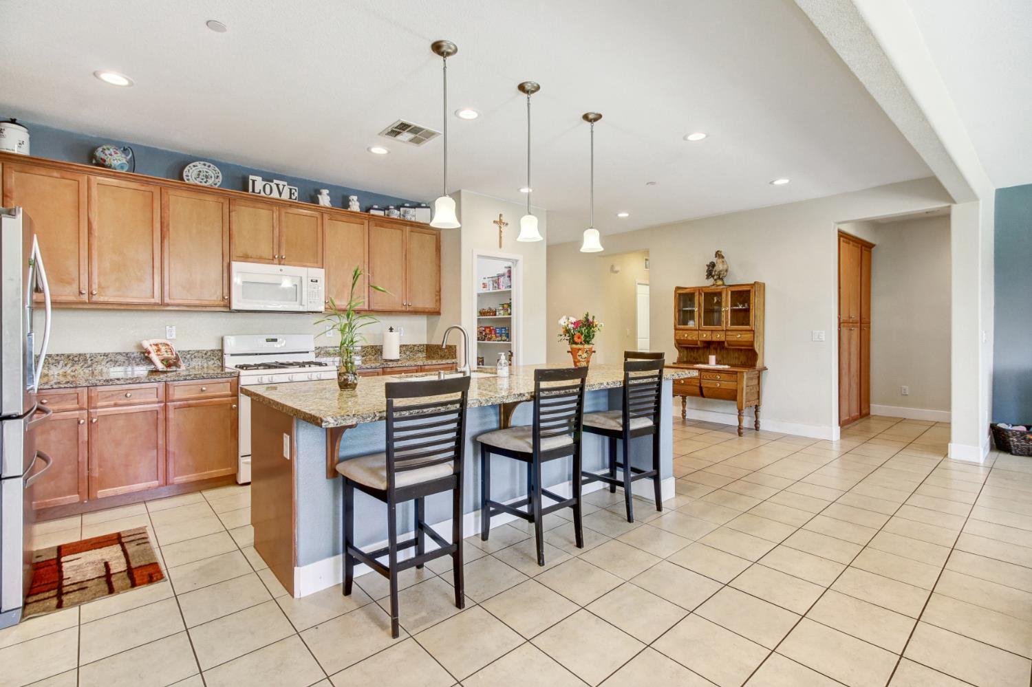 Detail Gallery Image 6 of 31 For 7744 Live Oak Way, Citrus Heights,  CA 95621 - 4 Beds | 3 Baths