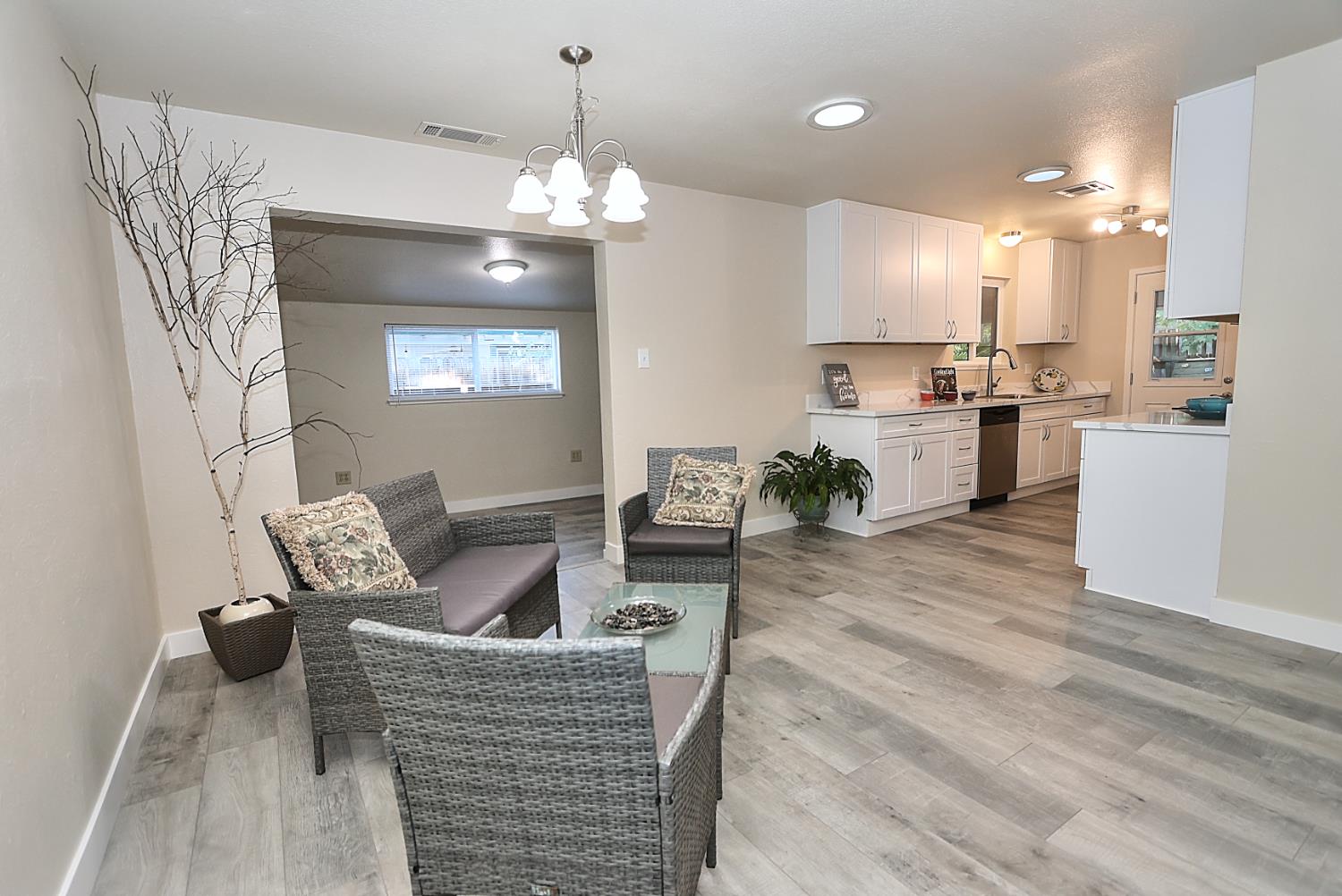 Detail Gallery Image 8 of 20 For 5615 Arlyn Way, Fair Oaks,  CA 95628 - 3 Beds | 1 Baths