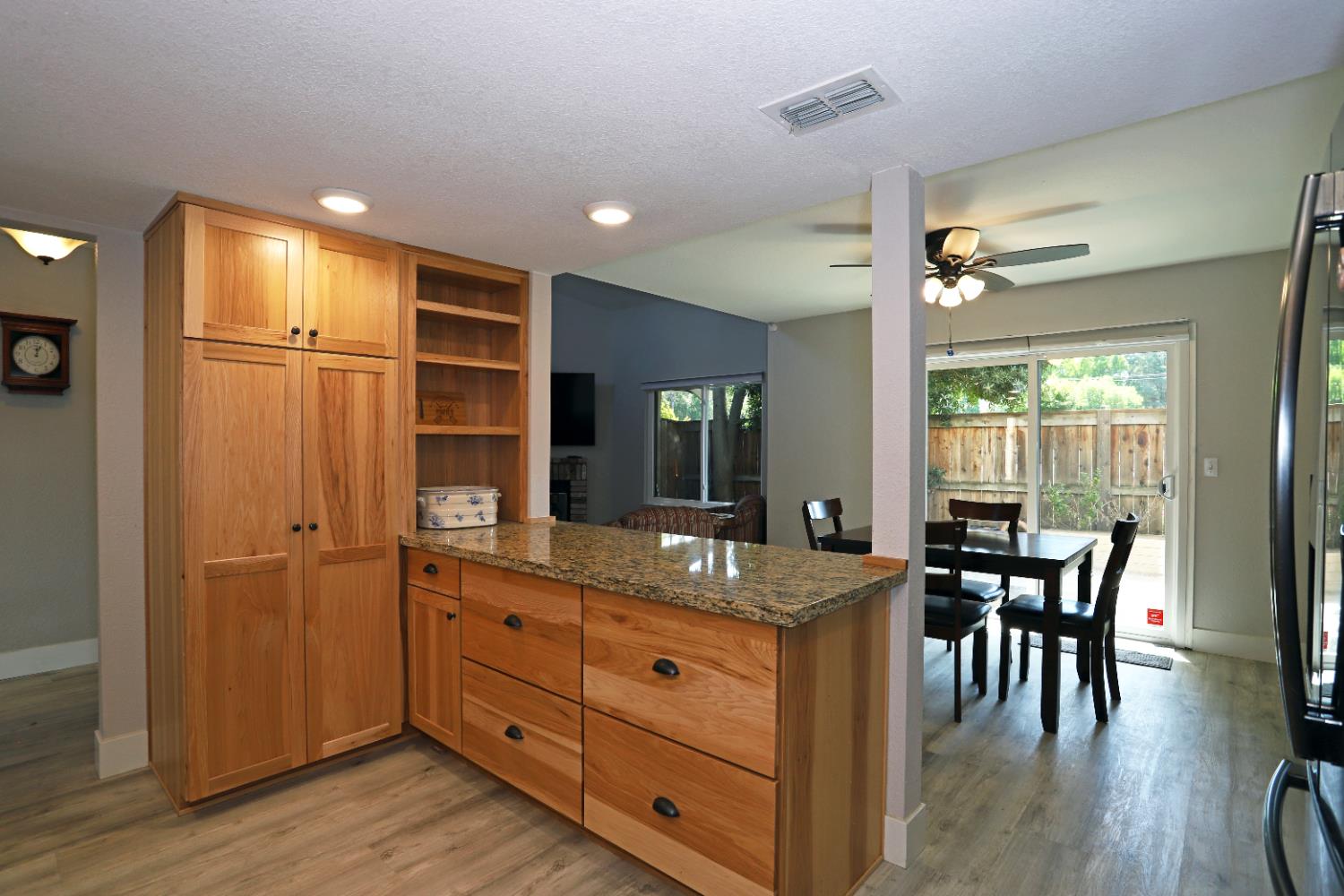 Detail Gallery Image 9 of 25 For 1928 University Park Dr, Sacramento,  CA 95825 - 3 Beds | 2/1 Baths