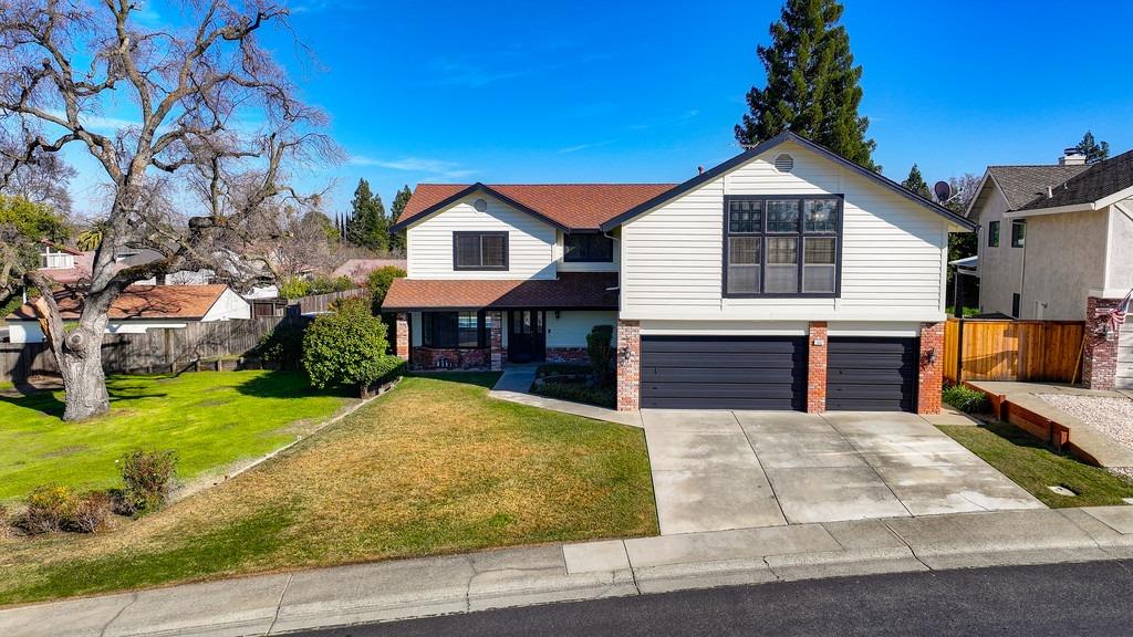 Detail Gallery Image 1 of 32 For 1357 Sun Tree Dr, Roseville,  CA 95661 - 5 Beds | 3 Baths