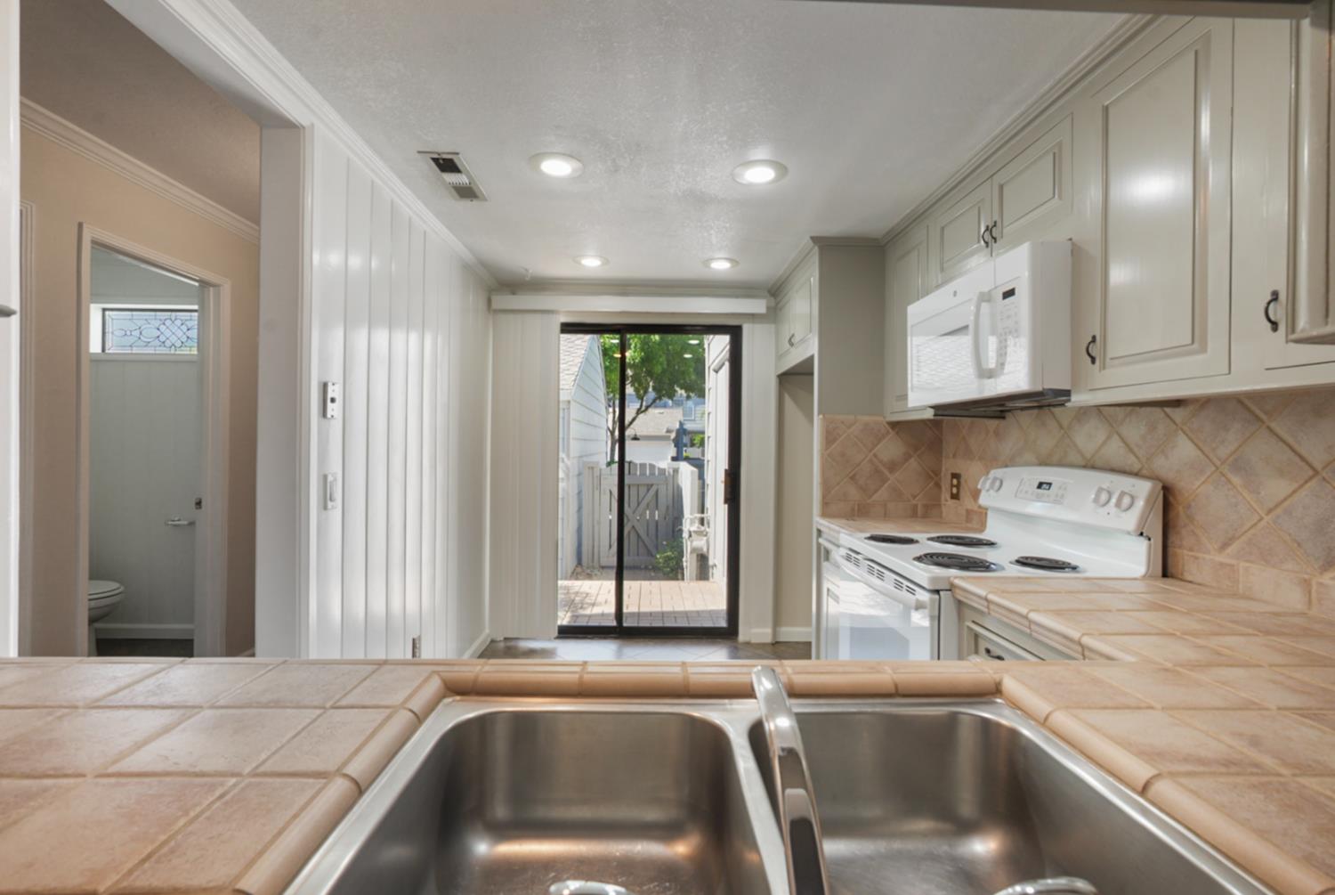 Detail Gallery Image 10 of 28 For 230 W Rumble Rd #B,  Modesto,  CA 95350 - 2 Beds | 1/1 Baths