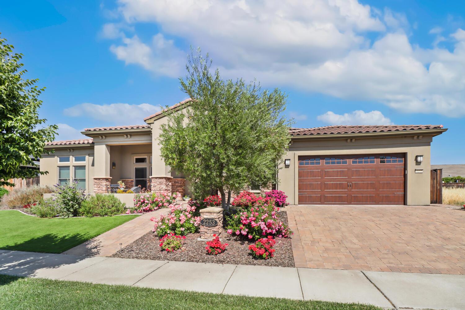 Detail Gallery Image 1 of 55 For 2253 Somerset Cir, Woodland,  CA 95776 - 3 Beds | 2 Baths
