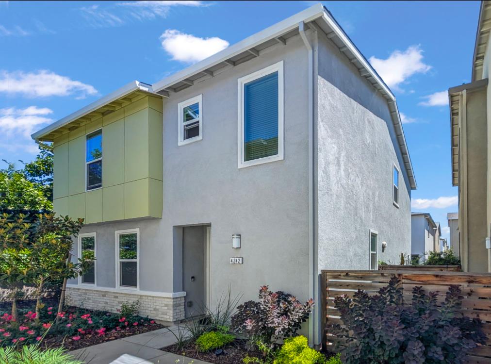 Detail Gallery Image 1 of 39 For 4242 Ocean Ln, Elk Grove,  CA 95757 - 4 Beds | 2/1 Baths