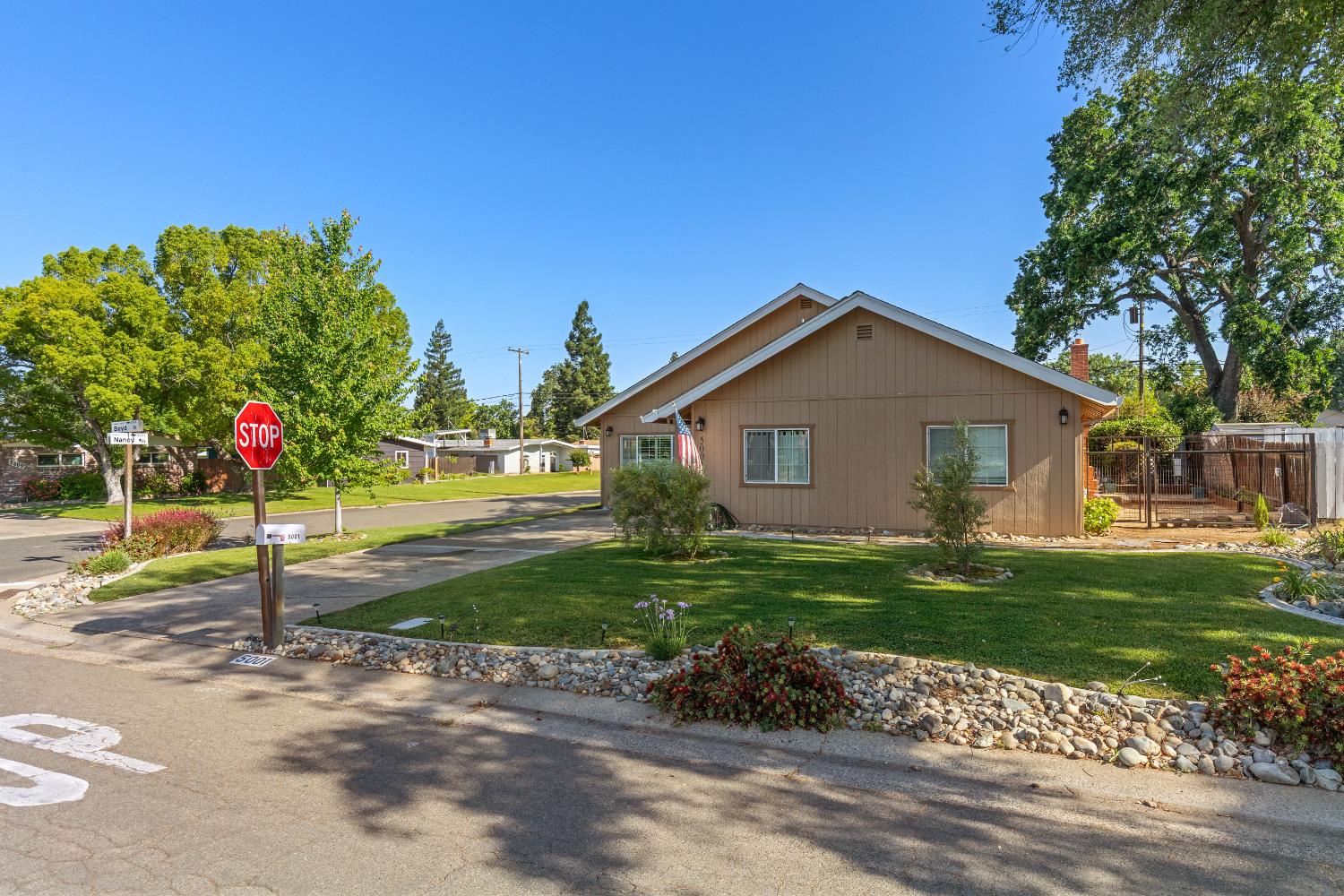 Detail Gallery Image 2 of 31 For 5001 Boyd Dr, Carmichael,  CA 95608 - 3 Beds | 2 Baths