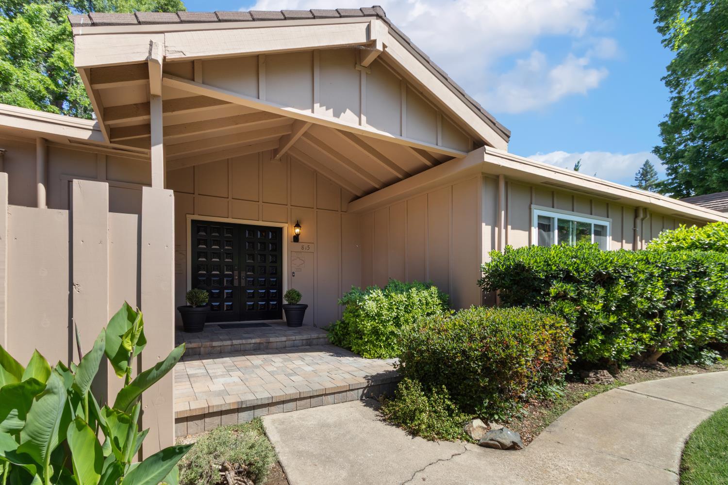 Detail Gallery Image 2 of 48 For 815 Commons Dr, Sacramento,  CA 95825 - 2 Beds | 2 Baths