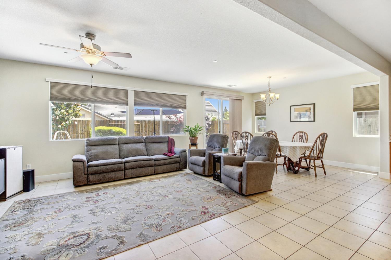 Detail Gallery Image 5 of 31 For 7744 Live Oak Way, Citrus Heights,  CA 95621 - 4 Beds | 3 Baths