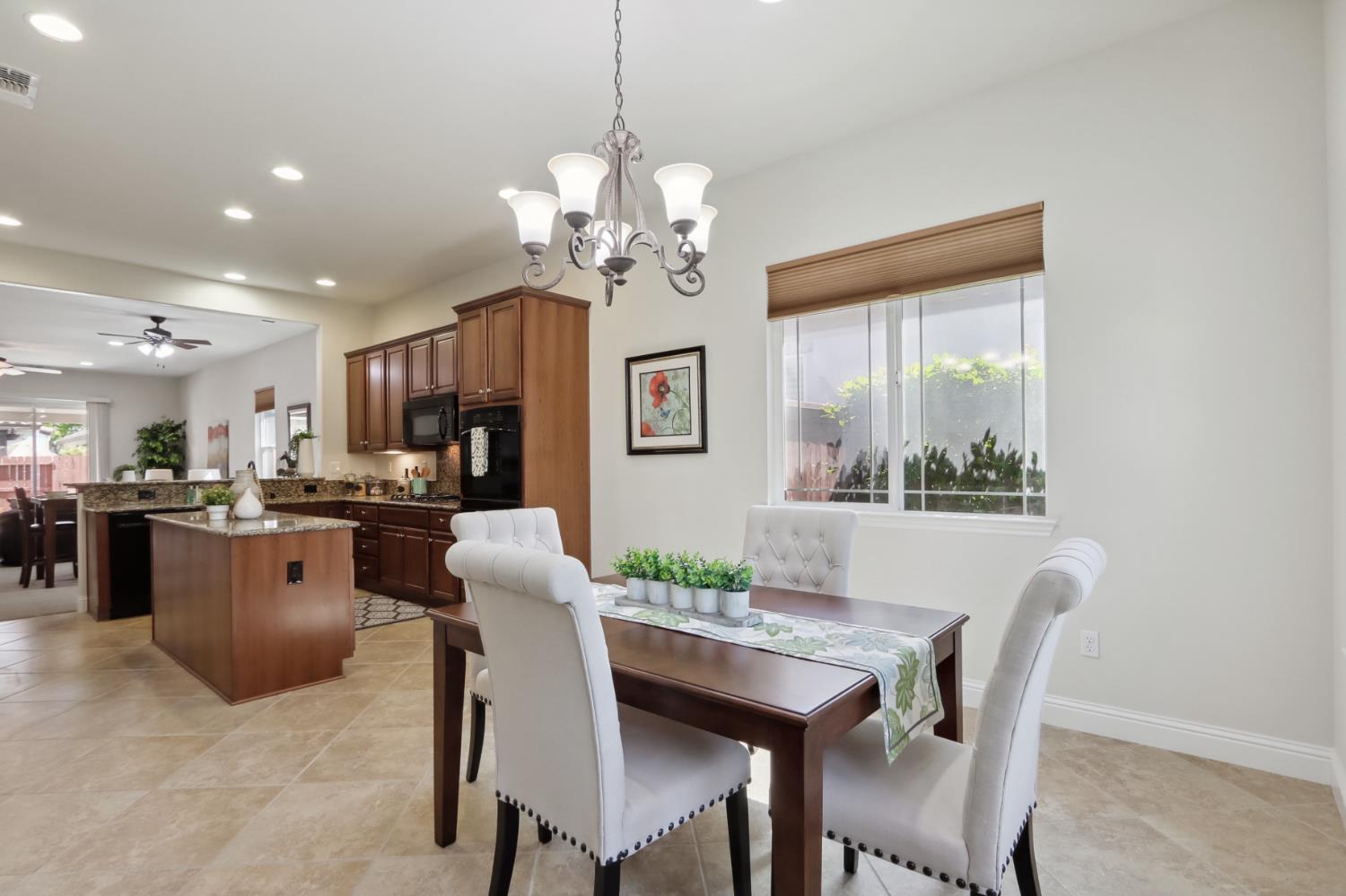 Detail Gallery Image 13 of 43 For 2398 Langtree Dr, Roseville,  CA 95747 - 2 Beds | 2 Baths