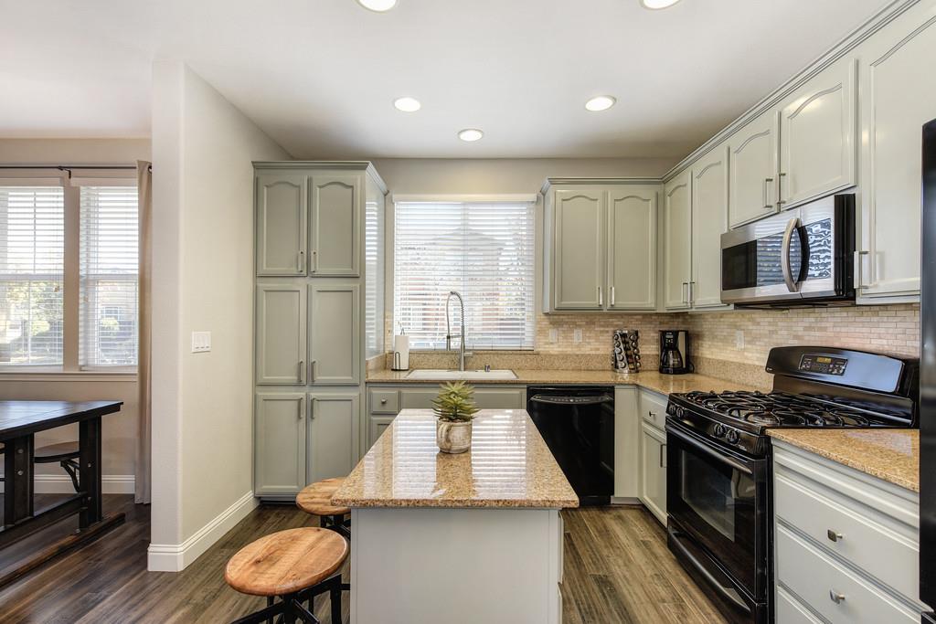 Detail Gallery Image 7 of 38 For 390 Caravaggio Way, Sacramento,  CA 95835 - 3 Beds | 2/1 Baths