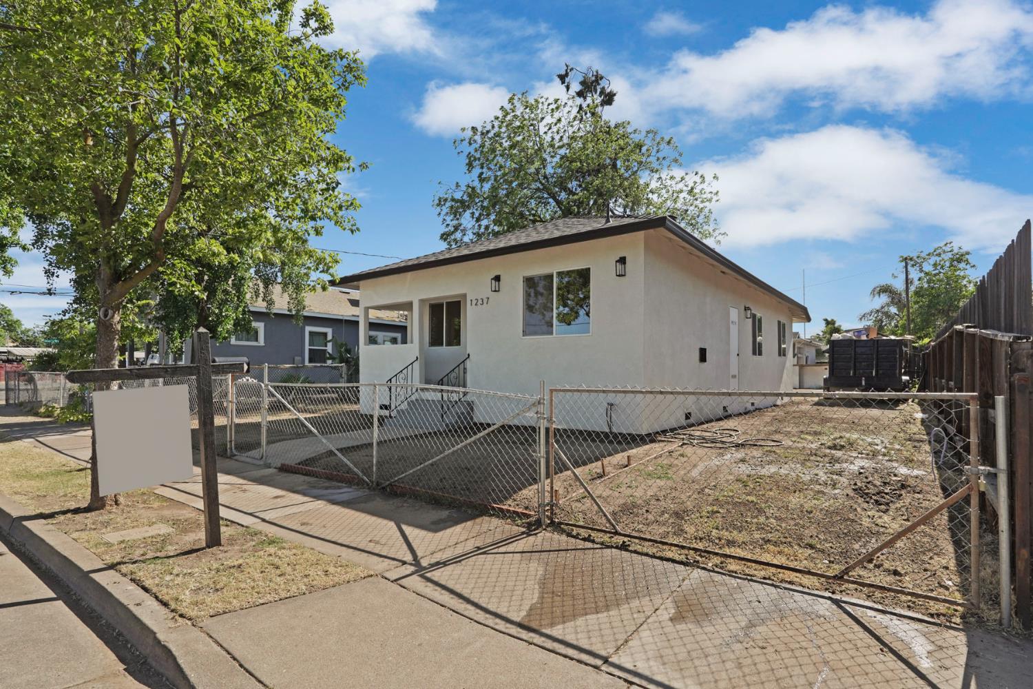 Detail Gallery Image 1 of 33 For 1237 S Commerce St, Stockton,  CA 95206 - 3 Beds | 2 Baths