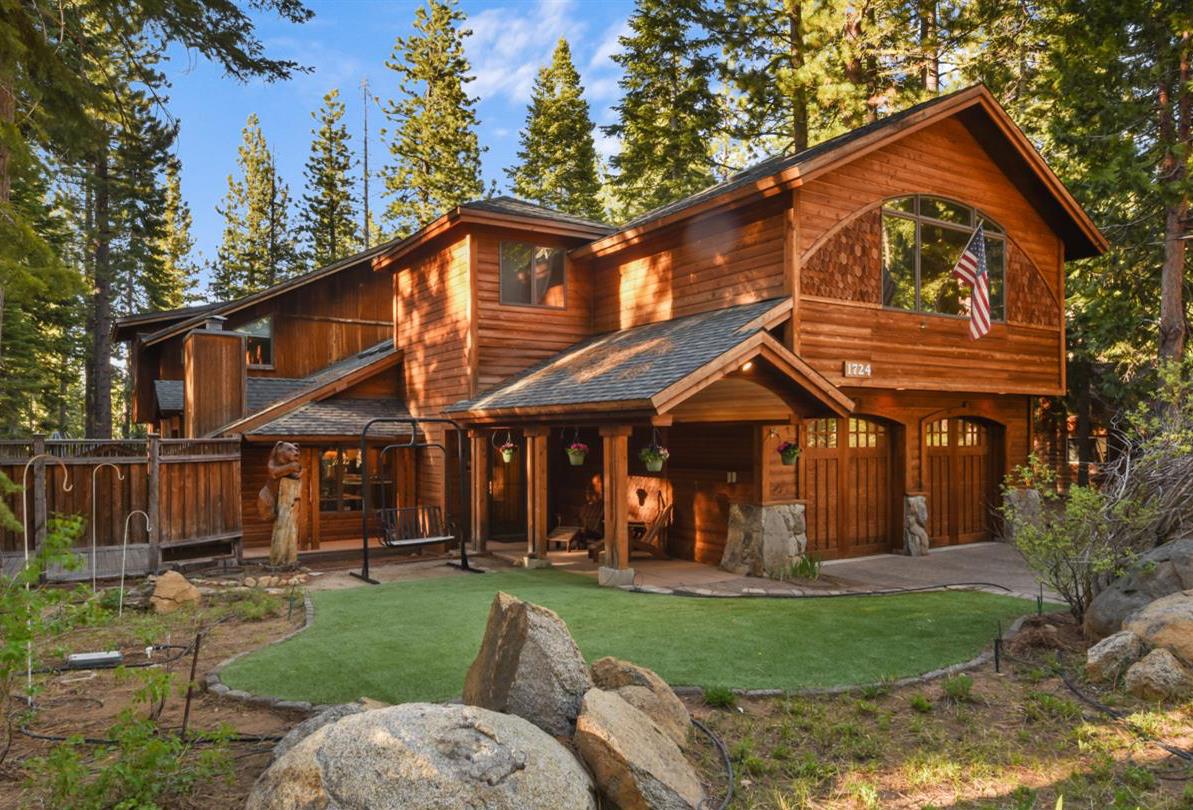 Detail Gallery Image 1 of 42 For 1724 Mohican Dr, South Lake Tahoe,  CA 96150 - 3 Beds | 2/1 Baths