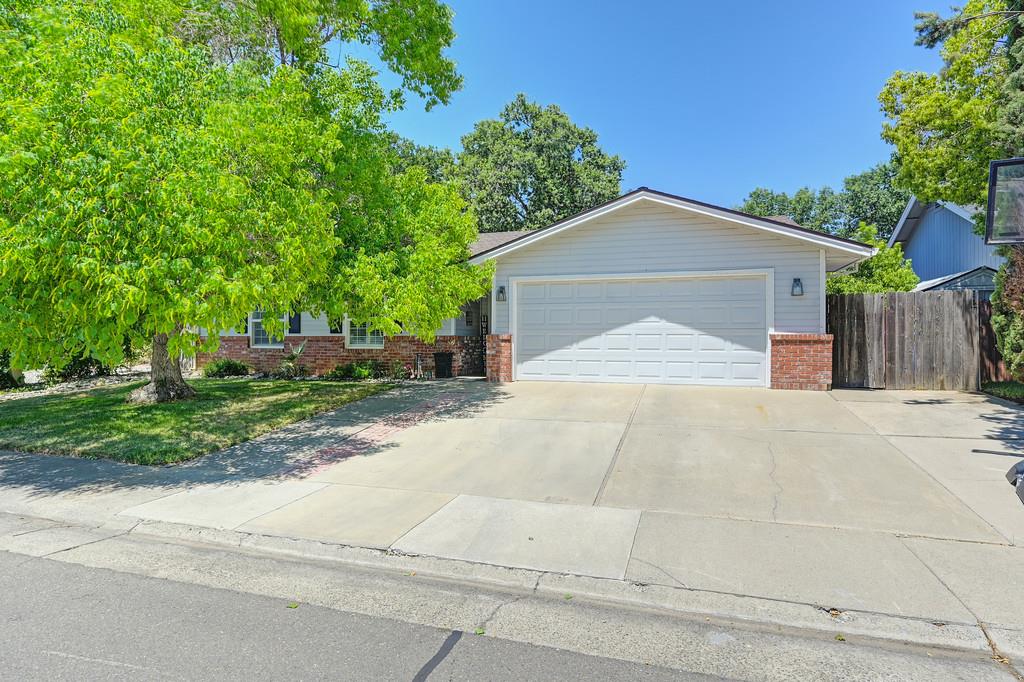 Detail Gallery Image 2 of 38 For 9763 Falcon Meadow, Elk Grove,  CA 95624 - 3 Beds | 2 Baths