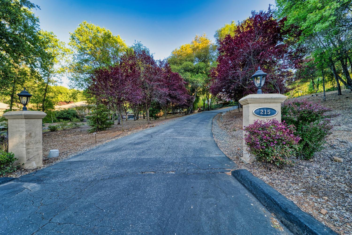 Detail Gallery Image 2 of 75 For 215 Oak Brook Ct, Auburn,  CA 95602 - 3 Beds | 2/1 Baths