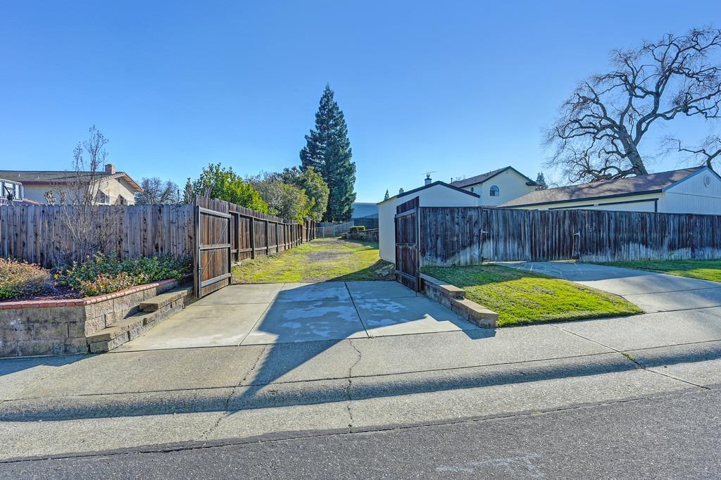 Detail Gallery Image 16 of 32 For 1357 Sun Tree Dr, Roseville,  CA 95661 - 5 Beds | 3 Baths