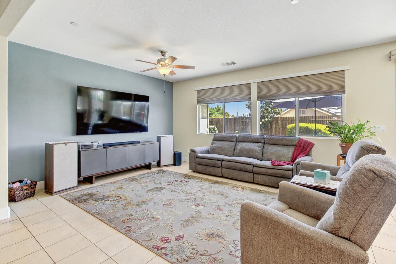 Detail Gallery Image 4 of 31 For 7744 Live Oak Way, Citrus Heights,  CA 95621 - 4 Beds | 3 Baths