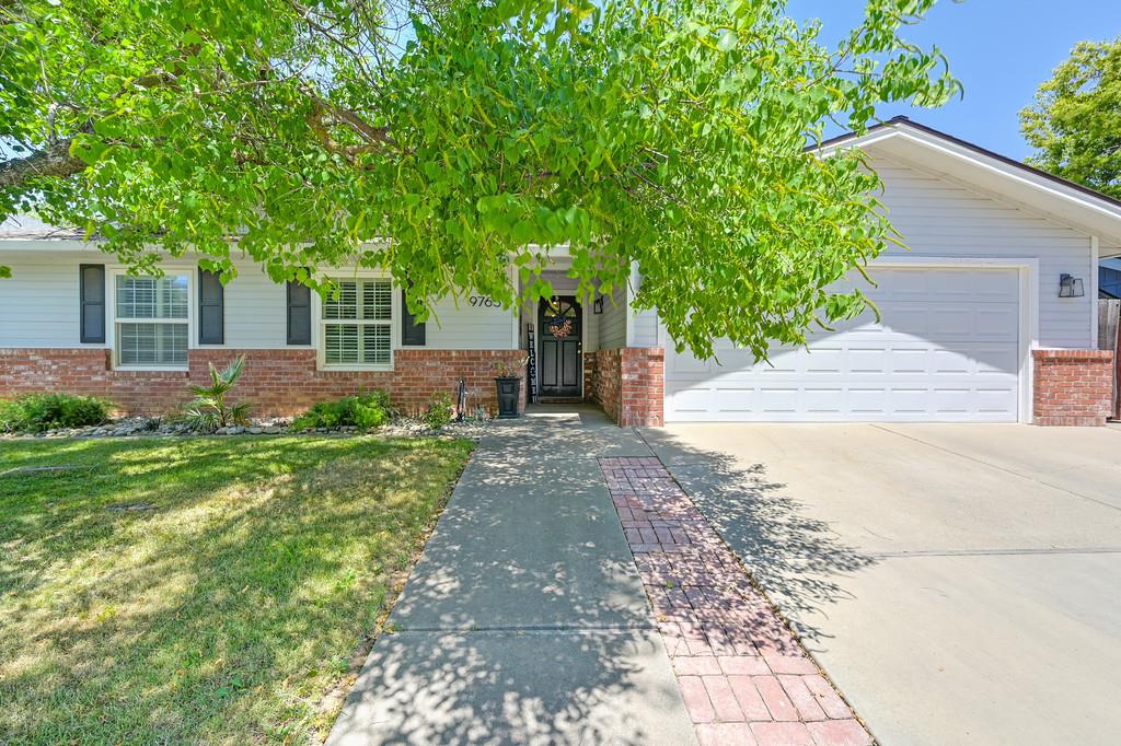 Detail Gallery Image 3 of 38 For 9763 Falcon Meadow, Elk Grove,  CA 95624 - 3 Beds | 2 Baths