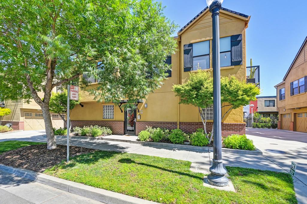 Detail Gallery Image 1 of 33 For 2117 S St #204,  Sacramento,  CA 95816 - 2 Beds | 2 Baths