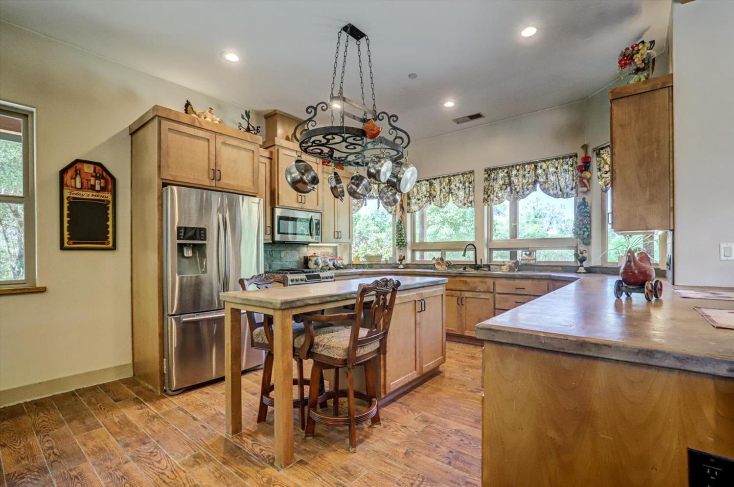 Detail Gallery Image 9 of 97 For 17620 Red Ball Cir, Grass Valley,  CA 95949 - 2 Beds | 2 Baths