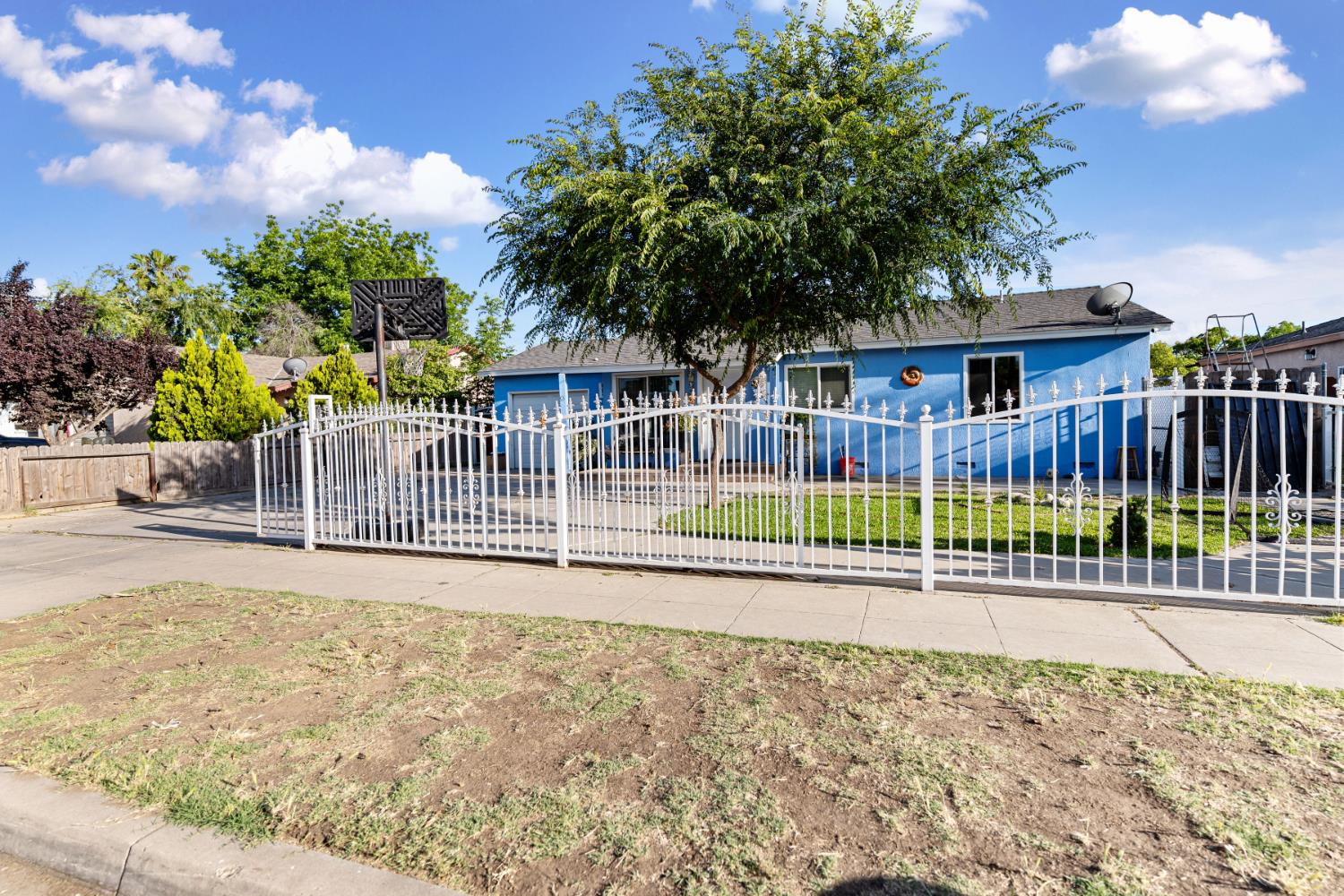 Detail Gallery Image 3 of 27 For 4776 E Lowe Ave, Fresno,  CA 93702 - 3 Beds | 1 Baths
