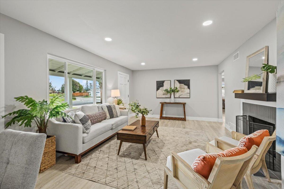 Detail Gallery Image 4 of 27 For 7538 Circle Pkwy, Sacramento,  CA 95823 - 3 Beds | 2 Baths