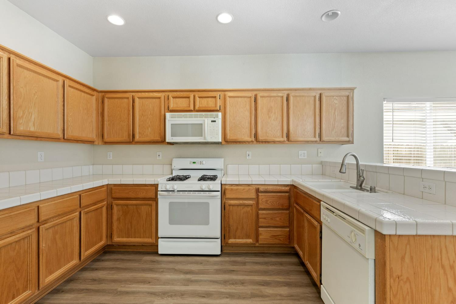 Detail Gallery Image 34 of 63 For 640 Garden Park Dr, Roseville,  CA 95678 - 4 Beds | 3 Baths