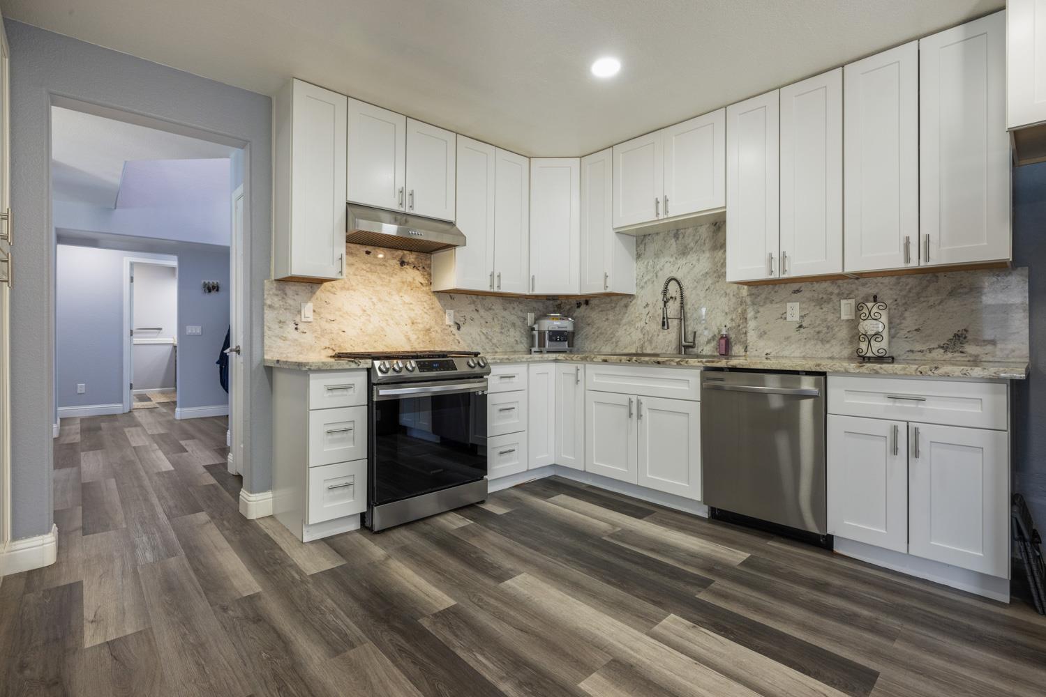 Detail Gallery Image 11 of 44 For 1184 Wood Duck Ct, Manteca,  CA 95337 - 4 Beds | 3 Baths