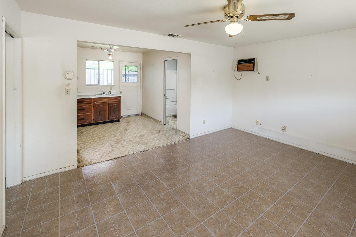 Detail Gallery Image 13 of 17 For 6241 40th Ave, Sacramento,  CA 95824 - 4 Beds | 2 Baths