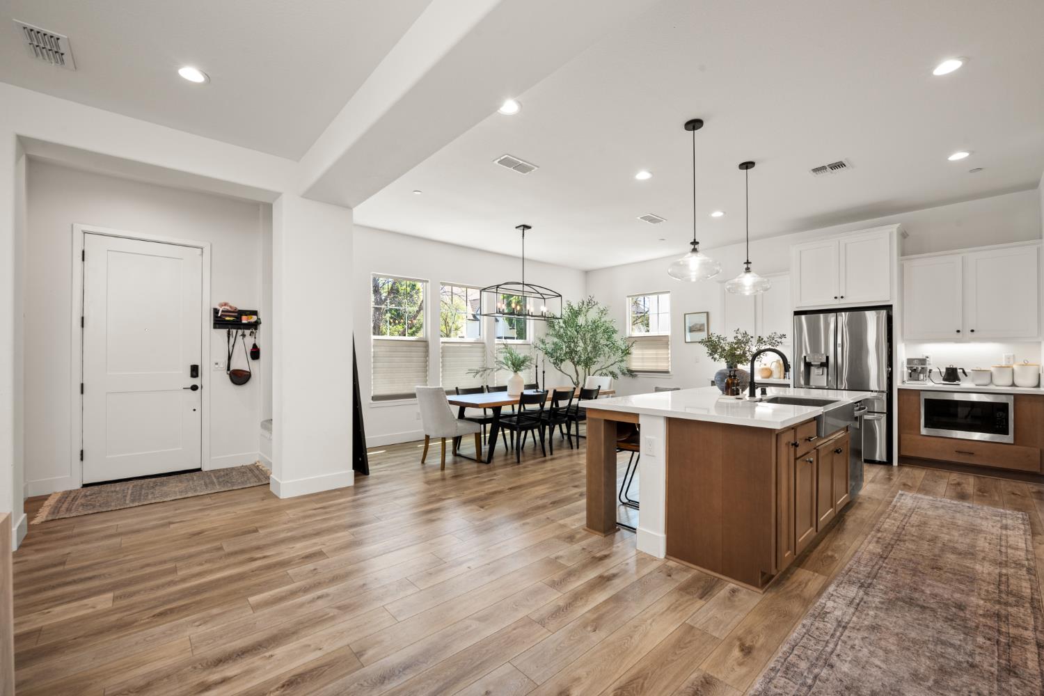 Detail Gallery Image 12 of 45 For 3180 Crocker Dr, Sacramento,  CA 95818 - 4 Beds | 3 Baths