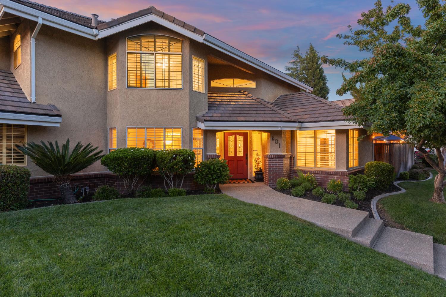 Detail Gallery Image 2 of 35 For 501 Bristol Ct, Roseville,  CA 95661 - 4 Beds | 3 Baths