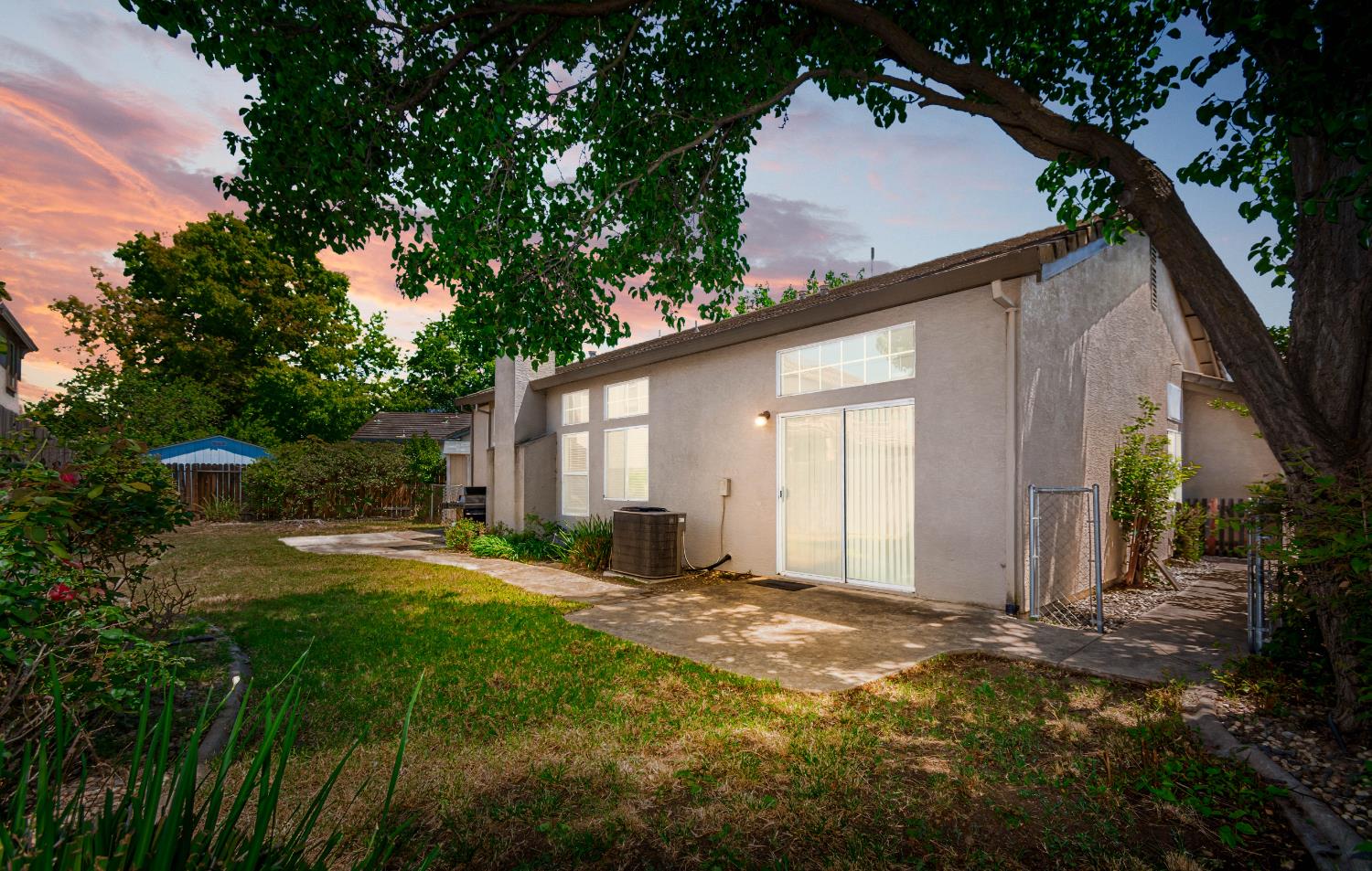 Detail Gallery Image 3 of 48 For 9051 Allenford Pl, Elk Grove,  CA 95624 - 3 Beds | 2 Baths