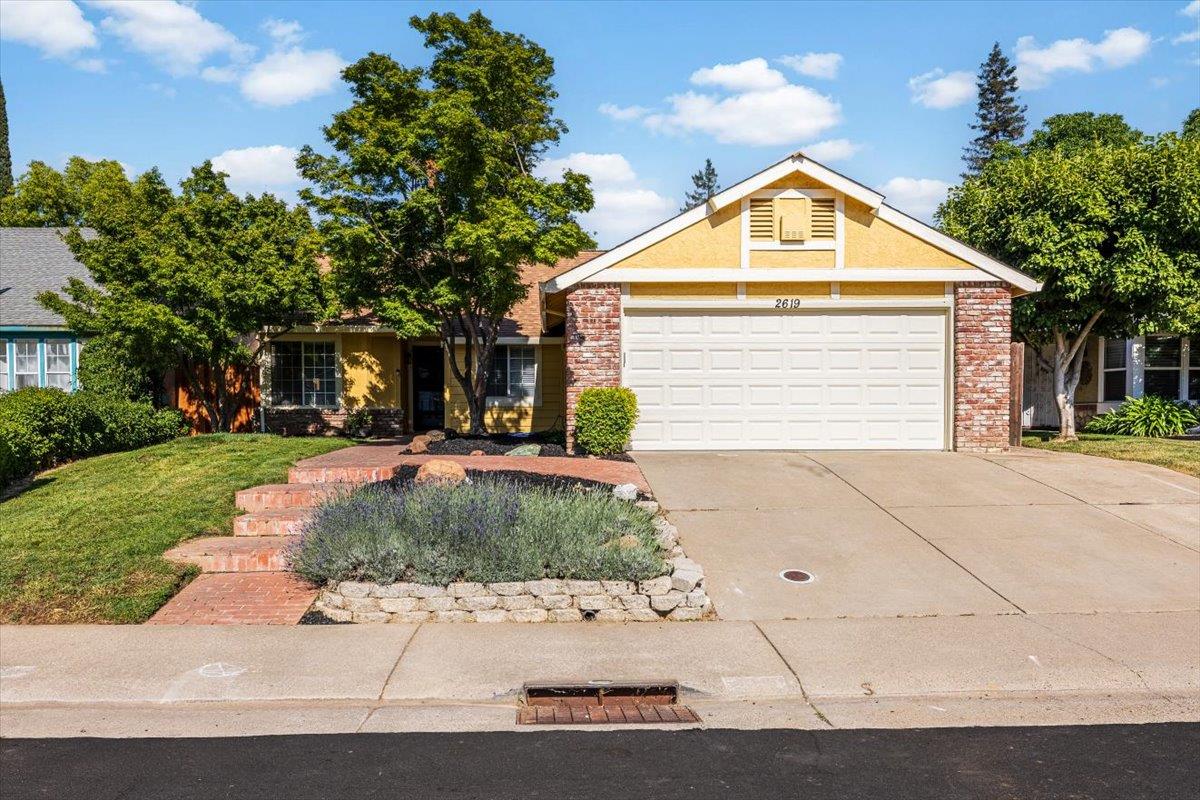 Detail Gallery Image 1 of 36 For 2619 Stoughton Way, Sacramento,  CA 95827 - 3 Beds | 2 Baths