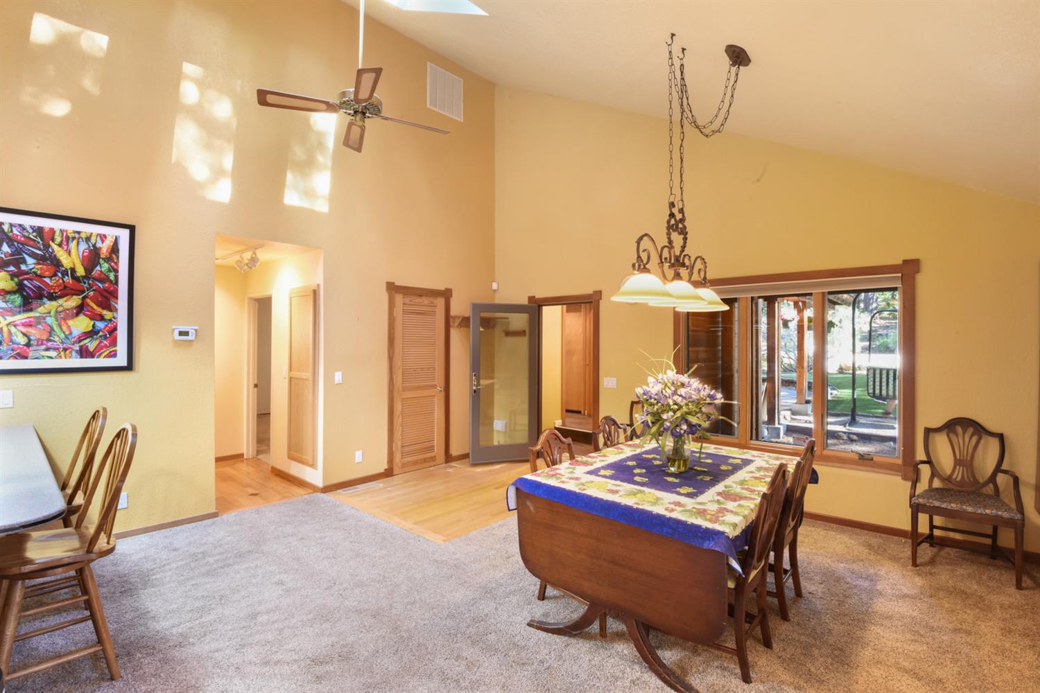 Detail Gallery Image 10 of 42 For 1724 Mohican Dr, South Lake Tahoe,  CA 96150 - 3 Beds | 2/1 Baths