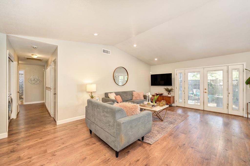 Detail Gallery Image 7 of 38 For 9763 Falcon Meadow, Elk Grove,  CA 95624 - 3 Beds | 2 Baths
