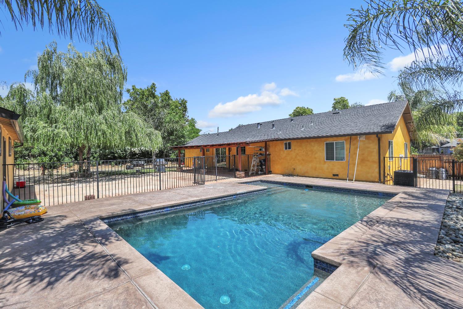 Detail Gallery Image 11 of 66 For 8033 Sunrise Blvd, Citrus Heights,  CA 95610 - 4 Beds | 3 Baths