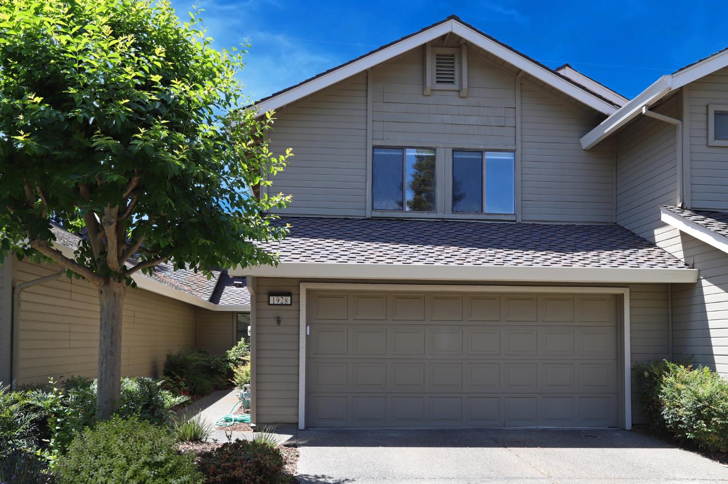 Detail Gallery Image 1 of 25 For 1928 University Park Dr, Sacramento,  CA 95825 - 3 Beds | 2/1 Baths