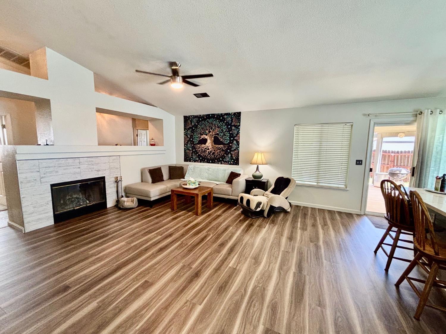 Detail Gallery Image 8 of 23 For 8949 Four Seasons Dr, Elk Grove,  CA 95624 - 4 Beds | 2 Baths
