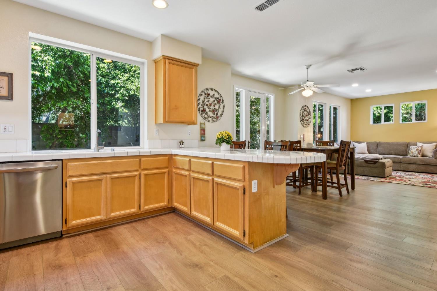 Detail Gallery Image 8 of 53 For 343 Coventry Cir, Folsom,  CA 95630 - 4 Beds | 2/1 Baths