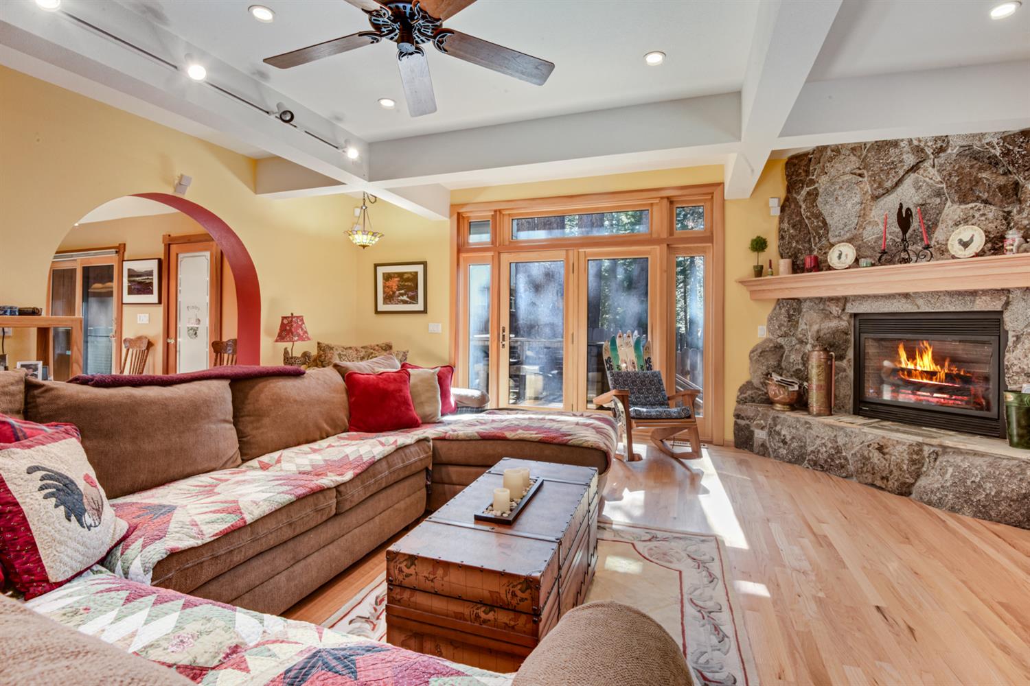 Detail Gallery Image 12 of 42 For 1724 Mohican Dr, South Lake Tahoe,  CA 96150 - 3 Beds | 2/1 Baths