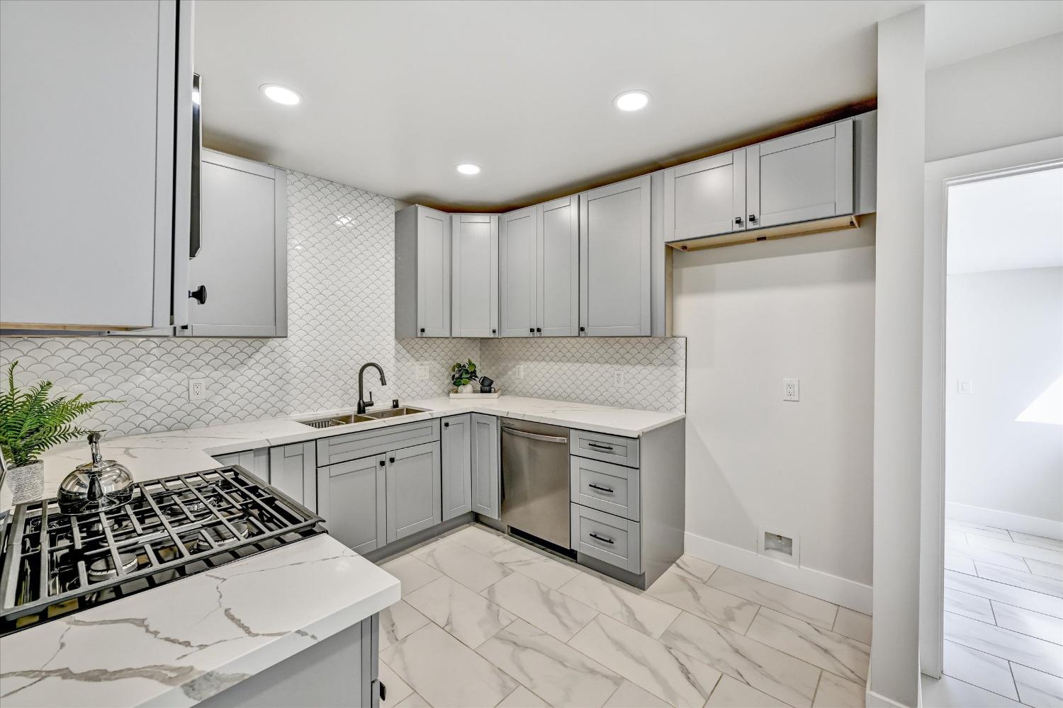 Detail Gallery Image 15 of 32 For 2019 12th St, Sacramento,  CA 95818 - – Beds | – Baths