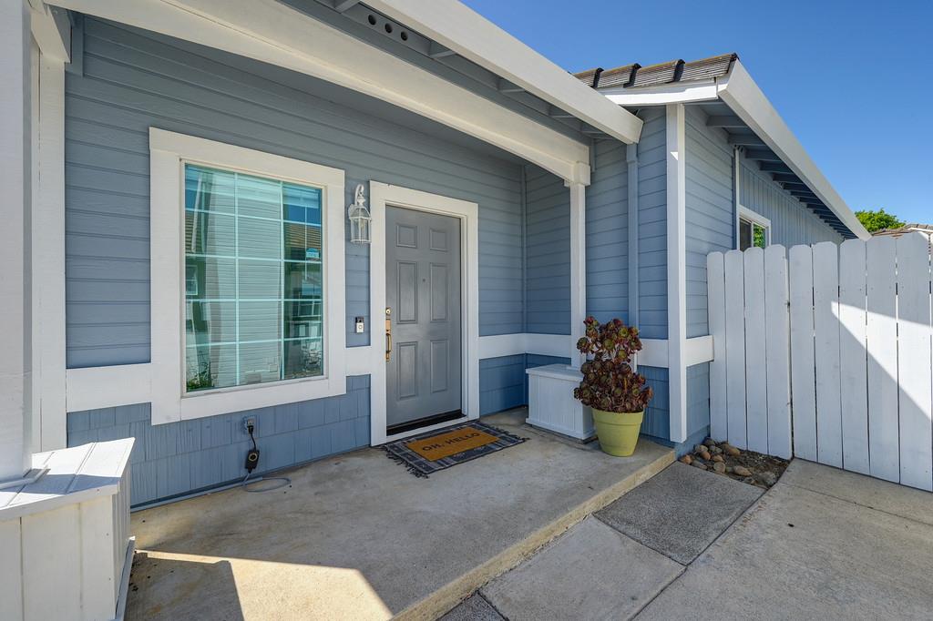 Detail Gallery Image 3 of 25 For 461 Carlson Way, Folsom,  CA 95630 - 3 Beds | 2 Baths