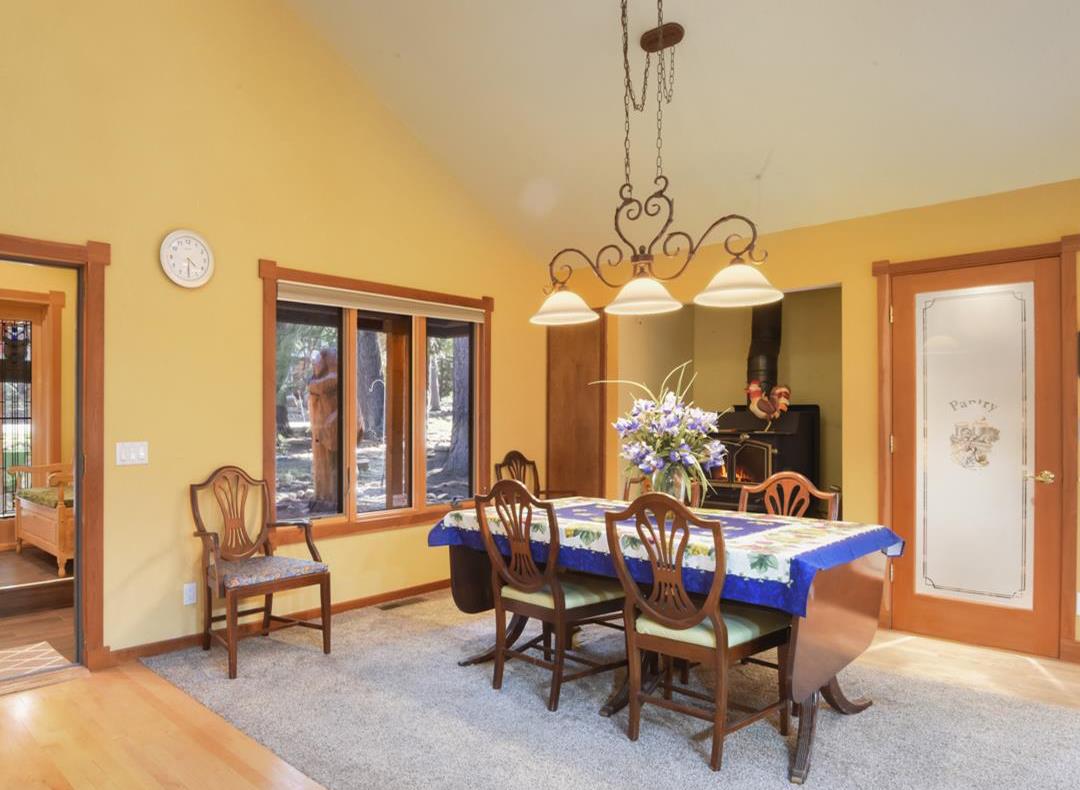 Detail Gallery Image 5 of 42 For 1724 Mohican Dr, South Lake Tahoe,  CA 96150 - 3 Beds | 2/1 Baths