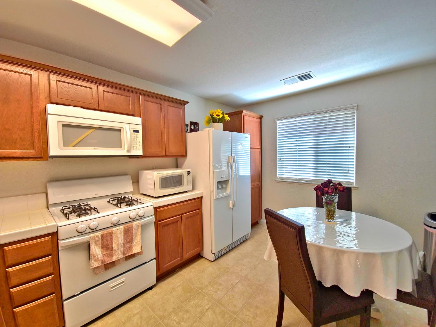 Detail Gallery Image 5 of 18 For 1572 Minories Dr, Olivehurst,  CA 95961 - 3 Beds | 2 Baths